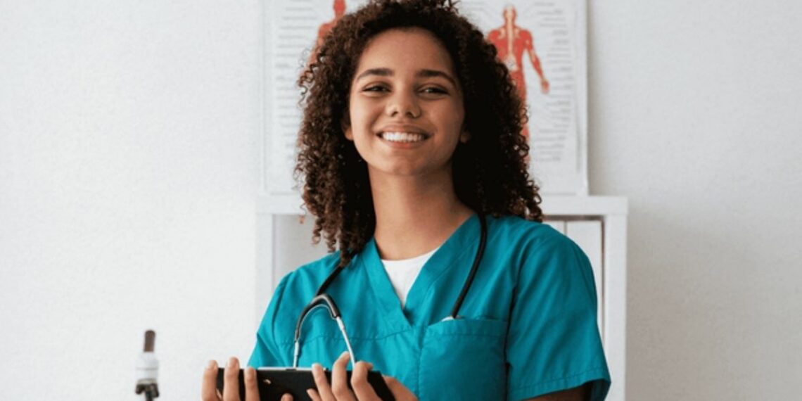O Inep iniciou neste sábado a segunda etapa do Revalida 2025/2. Exame prático avalia habilidades clínicas de médicos formados no exterior em dez estações simuladas.