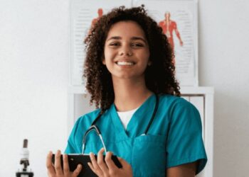 O Inep iniciou neste sábado a segunda etapa do Revalida 2025/2. Exame prático avalia habilidades clínicas de médicos formados no exterior em dez estações simuladas.
