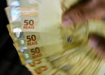 Novo Desenrola renegocia cerca de R$ 12 bilhões em dívidas, beneficia mais de 1 milhão de pessoas e permitirá uso do FGTS para pagamentos.