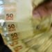Novo Desenrola renegocia cerca de R$ 12 bilhões em dívidas, beneficia mais de 1 milhão de pessoas e permitirá uso do FGTS para pagamentos.