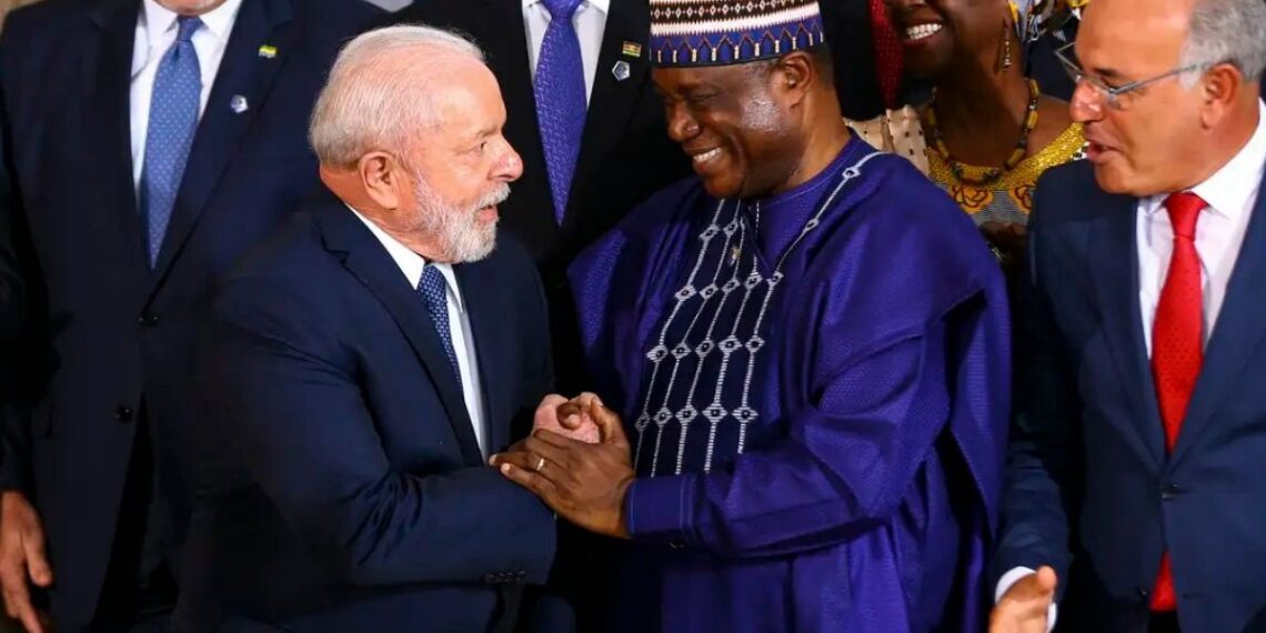 Brasil intensifica relações com países africanos durante o governo Lula, com acordos em ciência, cultura, comércio e agricultura. Cooperação inclui investimentos milionários.