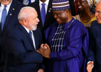 Brasil intensifica relações com países africanos durante o governo Lula, com acordos em ciência, cultura, comércio e agricultura. Cooperação inclui investimentos milionários.