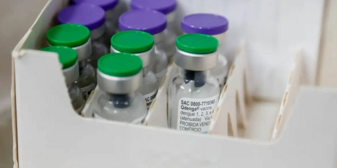 Secretaria Municipal da Saúde de São Paulo amplia vacinação contra dengue para profissionais da saúde e pessoas de 59 anos. Imunização ocorre em UBSs e AMAs da capital.
