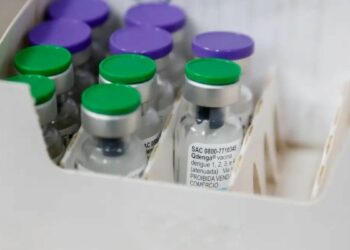 Secretaria Municipal da Saúde de São Paulo amplia vacinação contra dengue para profissionais da saúde e pessoas de 59 anos. Imunização ocorre em UBSs e AMAs da capital.