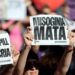Estudo do Observatório Lupa aponta campanha de desinformação contra o PL da Misoginia nas redes sociais, com uso de IA, teorias conspiratórias e narrativas falsas.