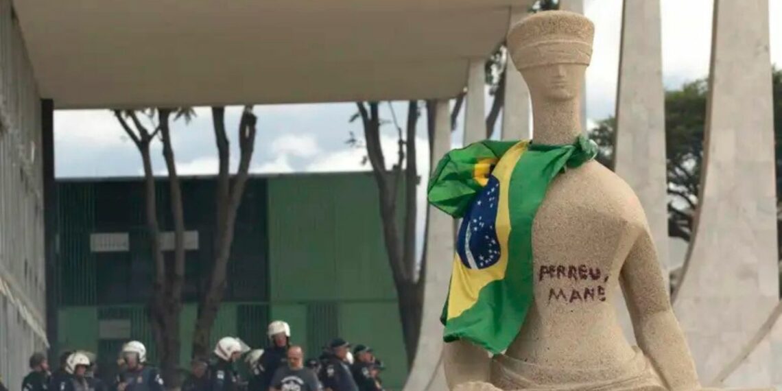 Débora do Batom recorre ao STF para tentar obter redução de pena prevista na nova Lei da Dosimetria, suspensa por Alexandre de Moraes.