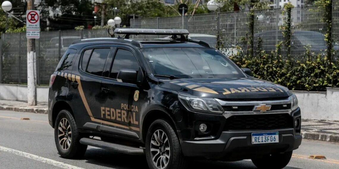 A Polícia Federal deflagrou a 5ª fase da Operação Compliance Zero e investiga o senador Ciro Nogueira. STF autorizou buscas, bloqueio de R$ 18,85 milhões e prisão temporária.
