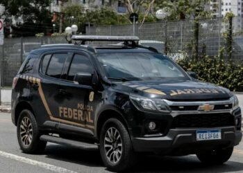A Polícia Federal deflagrou a 5ª fase da Operação Compliance Zero e investiga o senador Ciro Nogueira. STF autorizou buscas, bloqueio de R$ 18,85 milhões e prisão temporária.