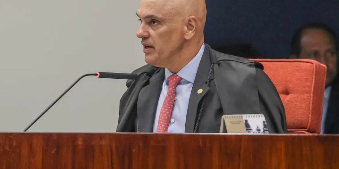 Ministro Alexandre de Moraes será relator das ações no STF que contestam a Lei da Dosimetria, aprovada pelo Congresso, que pode reduzir penas dos envolvidos nos atos golpistas de 8 de janeiro.