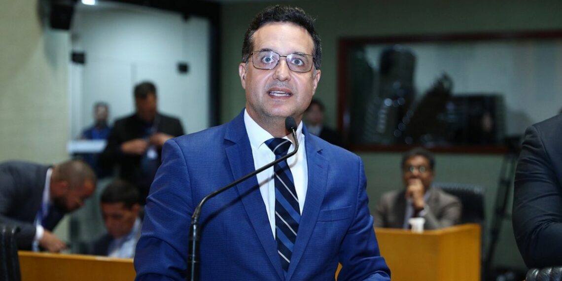 Deputados do ES aprovam projeto que regulamenta atuação de propagandistas de medicamentos em hospitais, consultórios e farmácias.