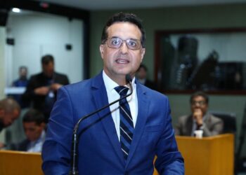 Deputados do ES aprovam projeto que regulamenta atuação de propagandistas de medicamentos em hospitais, consultórios e farmácias.