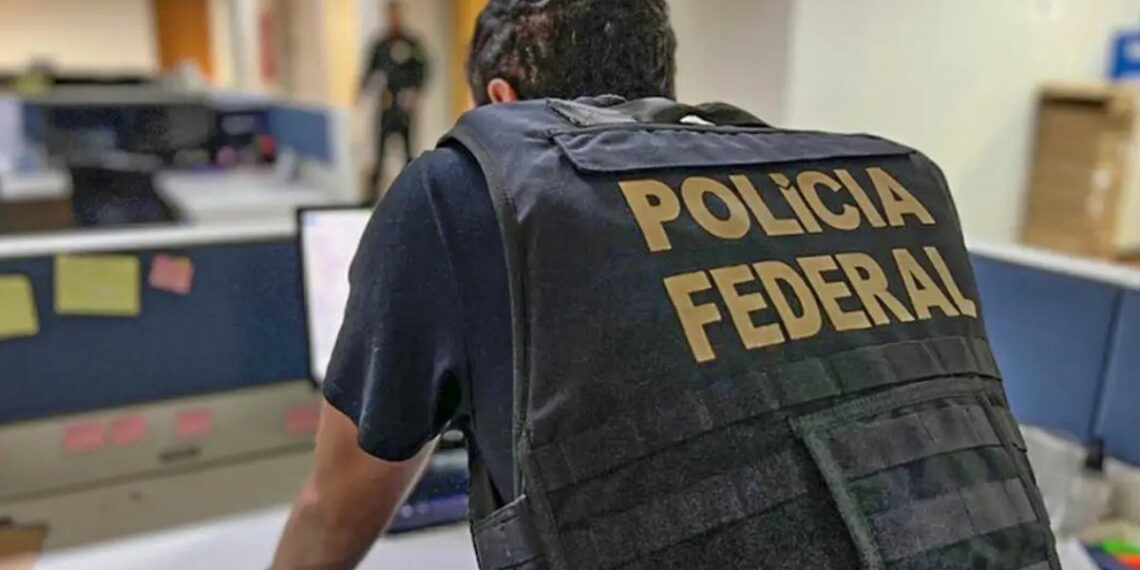 O deputado estadual Thiago Rangel foi preso pela Polícia Federal durante operação que investiga fraudes em contratos da Secretaria de Educação do Rio de Janeiro. Mandados foram cumpridos em quatro cidades do estado.