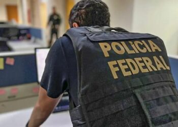 O deputado estadual Thiago Rangel foi preso pela Polícia Federal durante operação que investiga fraudes em contratos da Secretaria de Educação do Rio de Janeiro. Mandados foram cumpridos em quatro cidades do estado.