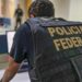 O deputado estadual Thiago Rangel foi preso pela Polícia Federal durante operação que investiga fraudes em contratos da Secretaria de Educação do Rio de Janeiro. Mandados foram cumpridos em quatro cidades do estado.