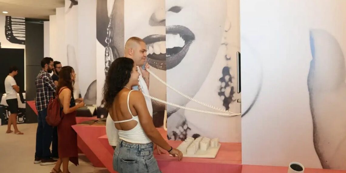 Museu da Imagem e do Som do Rio de Janeiro reabre parcialmente em Copacabana com exposição sobre sua arquitetura e história após quase duas décadas de obras.