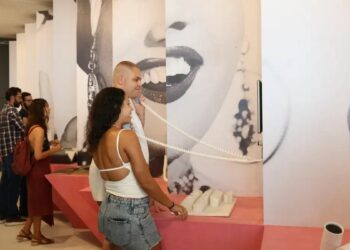 Museu da Imagem e do Som do Rio de Janeiro reabre parcialmente em Copacabana com exposição sobre sua arquitetura e história após quase duas décadas de obras.
