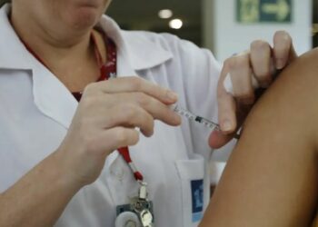  Ministério da Saúde orienta torcedores brasileiros que viajarão para a Copa do Mundo 2026 a atualizarem a vacinação contra o sarampo diante do aumento de casos nos países-sede.