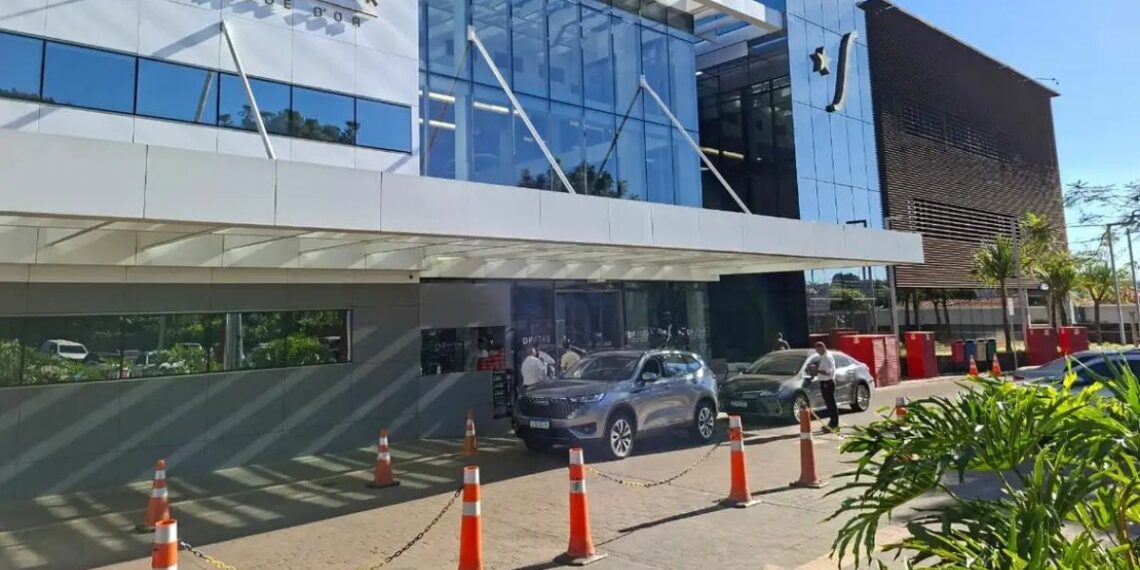 Jair Bolsonaro foi internado em Brasília para realizar cirurgia no ombro direito. Procedimento ocorre após autorização do STF durante prisão domiciliar humanitária.