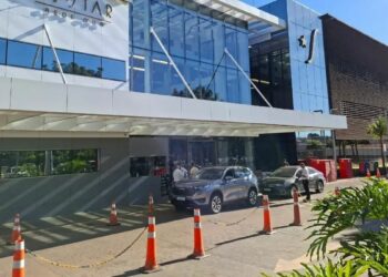 Jair Bolsonaro foi internado em Brasília para realizar cirurgia no ombro direito. Procedimento ocorre após autorização do STF durante prisão domiciliar humanitária.
