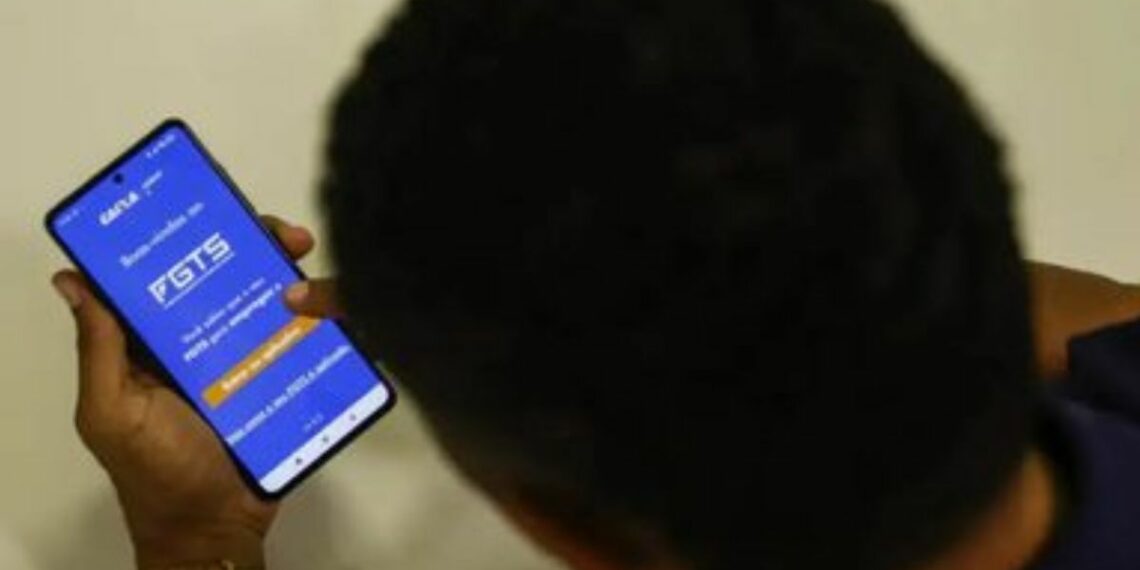 Trabalhadores poderão consultar saldo do FGTS para renegociação de dívidas no Novo Desenrola a partir de 25 de maio. Medida também prevê saque complementar para demitidos.