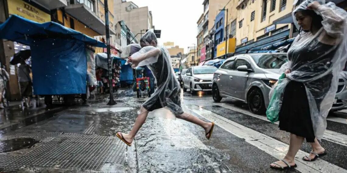 Inmet prevê chuva em todas as regiões do país neste fim de semana, com alerta para temporais no Sul e risco de alagamentos em São Paulo.