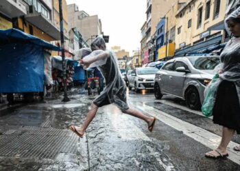 Inmet prevê chuva em todas as regiões do país neste fim de semana, com alerta para temporais no Sul e risco de alagamentos em São Paulo.