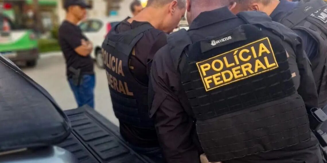 A Polícia Federal realizou a Operação Compliance Zero para investigar aplicações de aproximadamente R$ 3 bilhões da Rioprevidência em fundos do Banco Master, instituição liquidada pelo Banco Central em 2025.