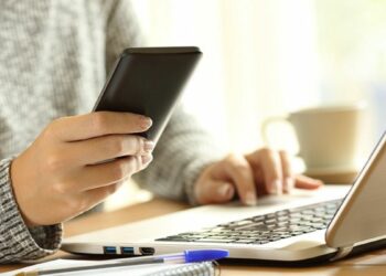 Projeto de lei em análise no Senado prevê prisão e multa para quem lucrar com discurso de ódio nas redes sociais, incluindo financiadores e impulsionadores de conteúdo.