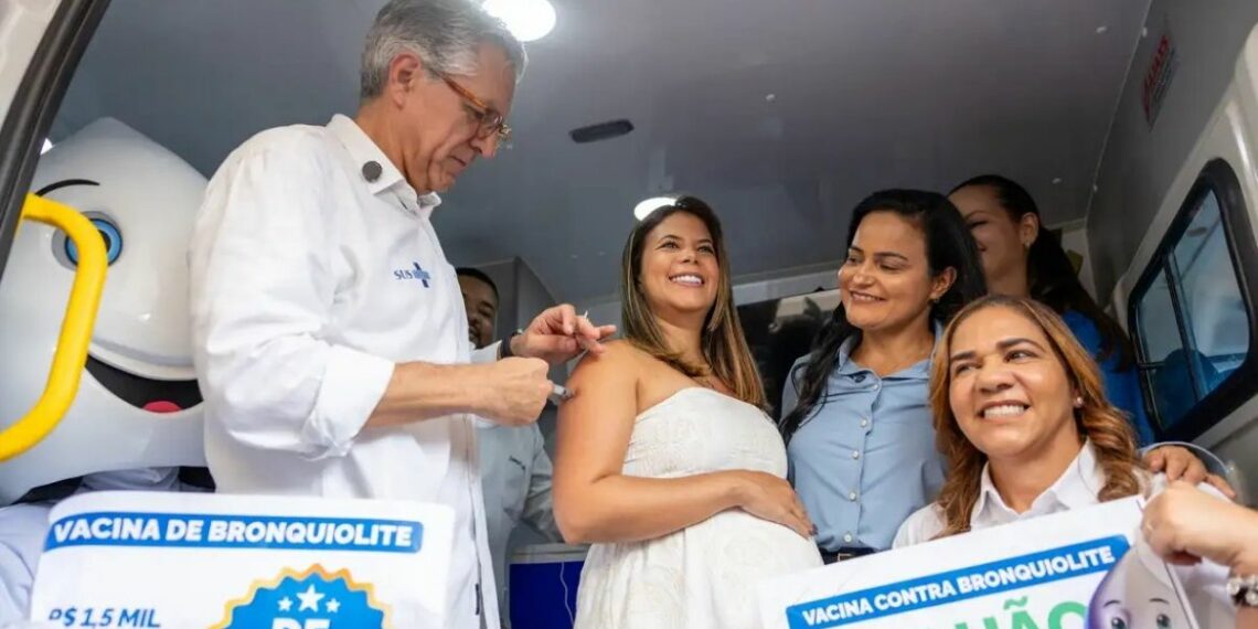 Brasil atinge 1 milhão de gestantes vacinadas contra o VSR, vírus responsável pela bronquiolite em bebês. Dados mostram redução de internações e mortes infantis.