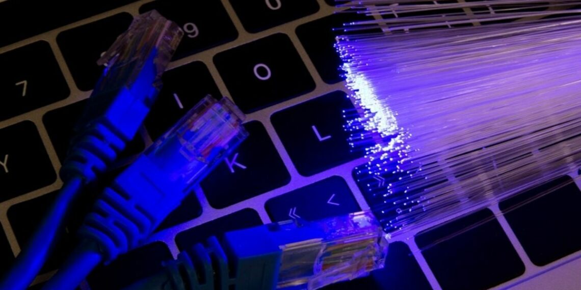 Governo do Espírito Santo avança na modelagem da concessão da rede de fibra óptica estadual. Projeto prevê parceria com iniciativa privada para modernizar infraestrutura e ampliar conectividade.