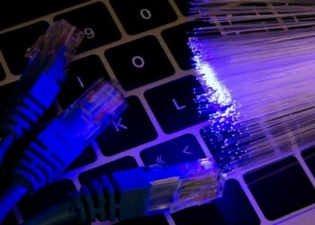 Governo do Espírito Santo avança na modelagem da concessão da rede de fibra óptica estadual. Projeto prevê parceria com iniciativa privada para modernizar infraestrutura e ampliar conectividade.