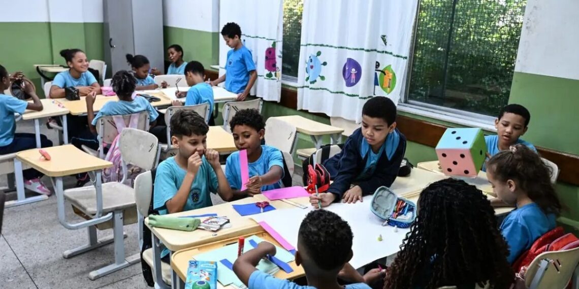 O Brasil atingiu pela primeira vez a faixa de desenvolvimento humano muito alto, segundo o Pnud. Educação, Bolsa Família e inclusão social impulsionaram o avanço do IDHM para 0,805 em 2024.