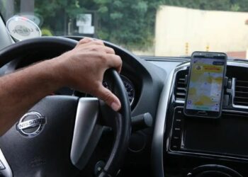 Governo federal cria programa Move Aplicativos com R$ 30 bilhões em crédito para motoristas de aplicativo e taxistas comprarem carros novos com juros menores e prazo ampliado.