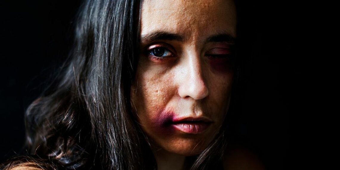 Projeto de lei propõe aluguel social, apoio psicológico e incentivo à autonomia financeira para mulheres vítimas de violência doméstica.