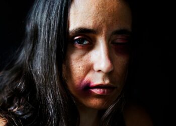 Projeto de lei propõe aluguel social, apoio psicológico e incentivo à autonomia financeira para mulheres vítimas de violência doméstica.