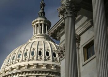 Governo Donald Trump afirma que cessar-fogo com o Irã suspende prazo legal para guerra sem autorização do Congresso dos EUA. Democratas contestam interpretação.