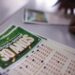 Caixa aumenta para R$ 320 milhões o prêmio da Mega-Sena 30 anos. Sorteio acontece neste domingo (24) em São Paulo e apostas seguem até as 22h deste sábado.