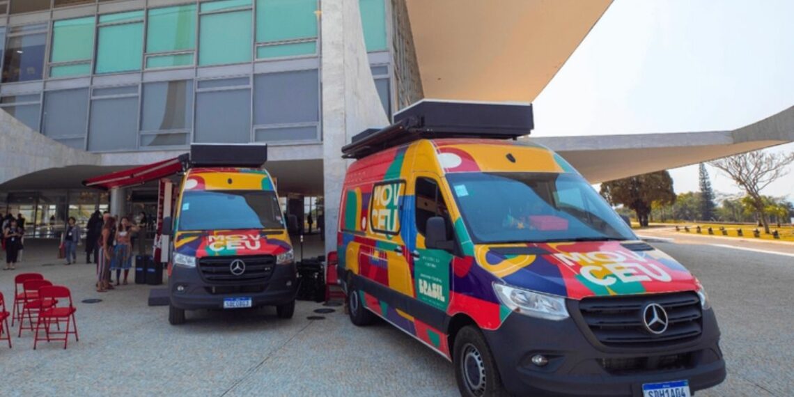 Governo Federal anuncia ampliação do programa MovCEUs no Novo PAC com 65 novas unidades culturais móveis para ampliar o acesso à cultura em cidades brasileiras.