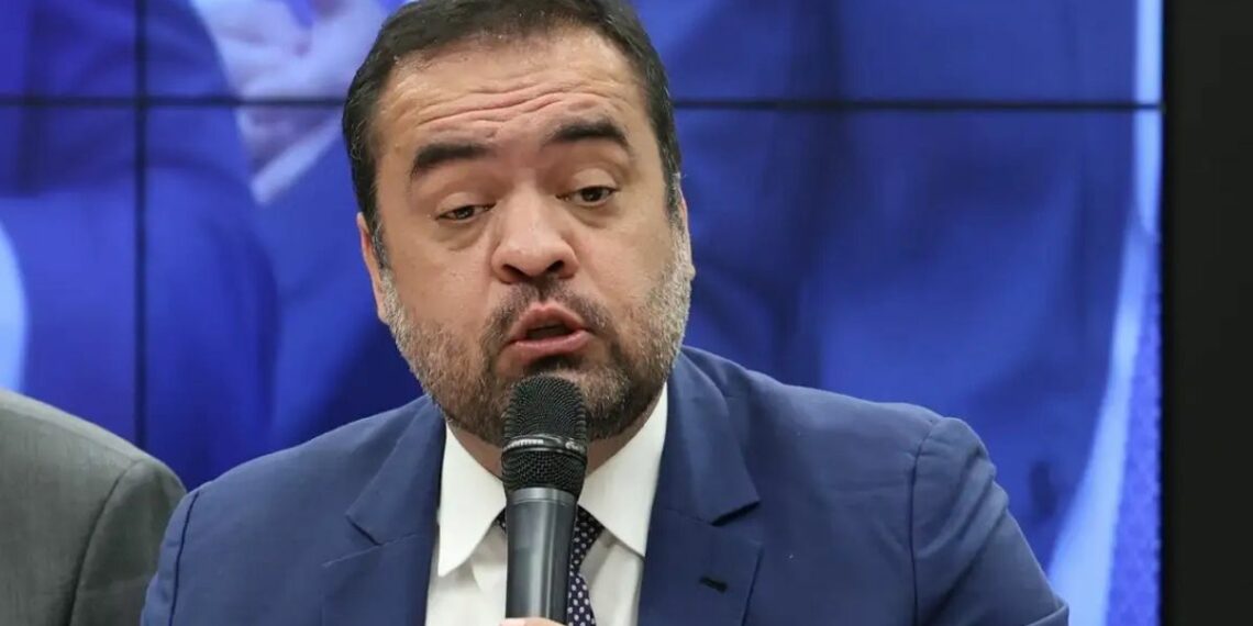 A Polícia Federal realizou operação autorizada pelo STF contra investigados do setor de combustíveis. O ex-governador Cláudio Castro foi alvo de busca e apreensão, enquanto a Justiça determinou bloqueio bilionário de ativos.