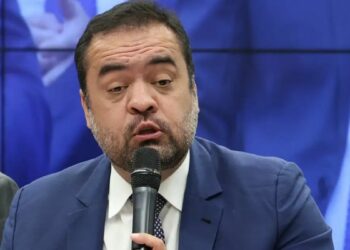 A Polícia Federal realizou operação autorizada pelo STF contra investigados do setor de combustíveis. O ex-governador Cláudio Castro foi alvo de busca e apreensão, enquanto a Justiça determinou bloqueio bilionário de ativos.
