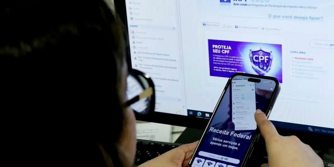 Receita Federal recebeu 30,6 milhões de declarações do Imposto de Renda 2026 até o último sábado (23). Prazo termina em 29 de maio e multa pode ultrapassar R$ 165.
