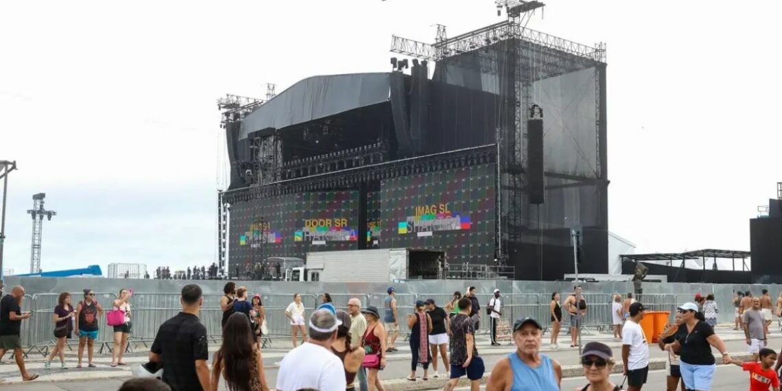 Policiais bilíngues da Polícia Civil e do BPTur reforçam segurança e atendimento a turistas no show de Shakira em Copacabana neste sábado.