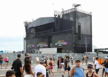 Policiais bilíngues da Polícia Civil e do BPTur reforçam segurança e atendimento a turistas no show de Shakira em Copacabana neste sábado.