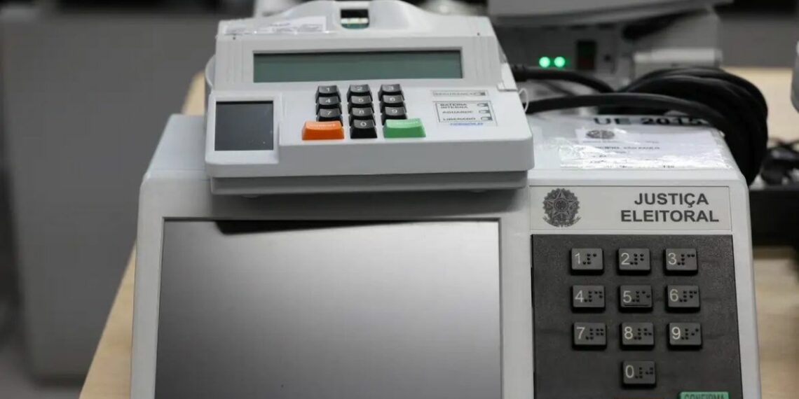 Pesquisa do Projeto Confia revela que ataques às urnas eletrônicas lideram conteúdos falsos sobre eleições no Brasil. Sistema de votação completa 30 anos em meio à desinformação.