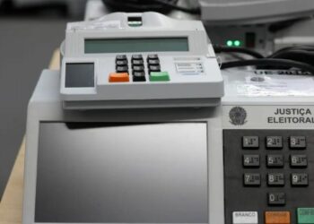 Pesquisa do Projeto Confia revela que ataques às urnas eletrônicas lideram conteúdos falsos sobre eleições no Brasil. Sistema de votação completa 30 anos em meio à desinformação.