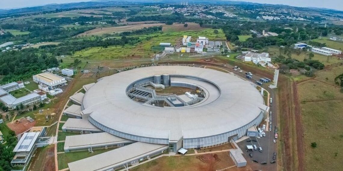 Lula inaugura quatro novas linhas do acelerador Sirius em Campinas e anuncia investimentos em saúde, tecnologia e infraestrutura científica.