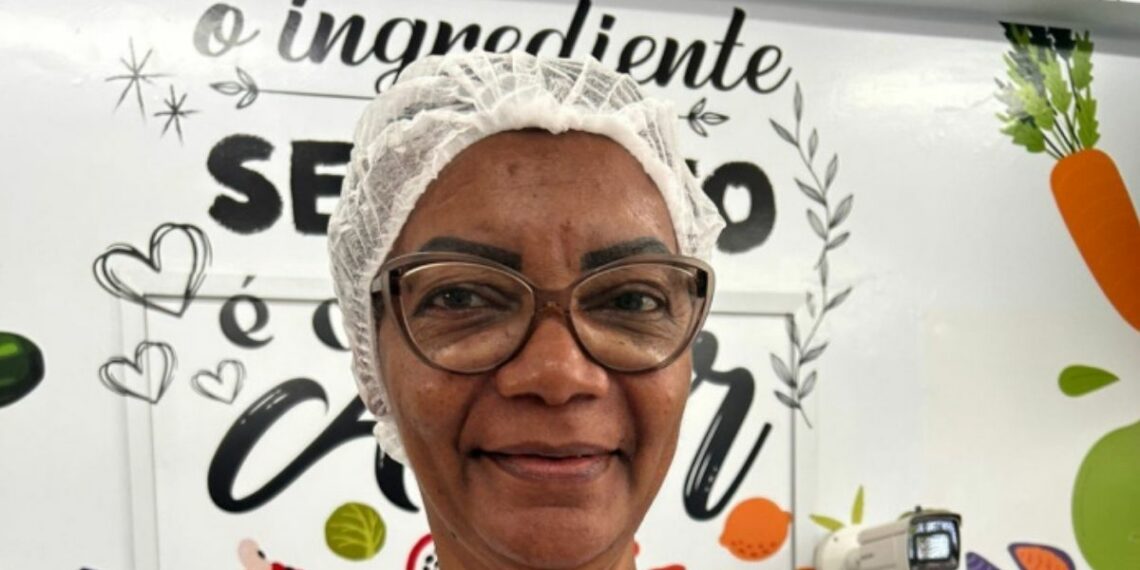 A merendeira Janete Custódio, de Vitória, é finalista do Concurso Melhores Receitas da Alimentação Escolar com uma torta nutritiva de abóbora e frango. Votação popular segue até 30 de maio.