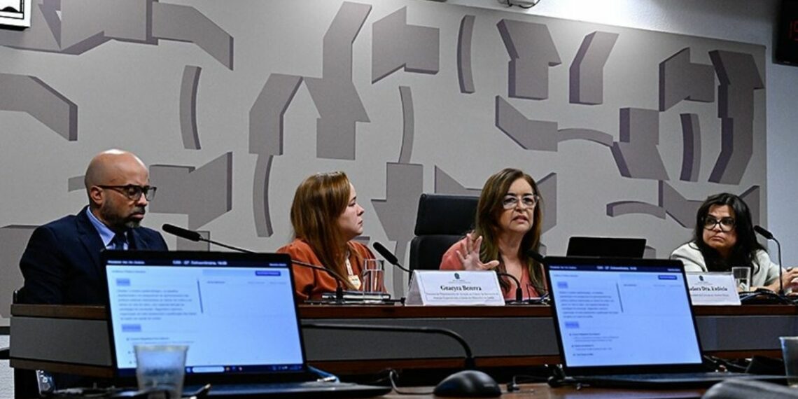 Especialistas defendem ampliação da vacinação contra HPV para reduzir casos de câncer de colo do útero no Brasil, tema debatido no Senado.
