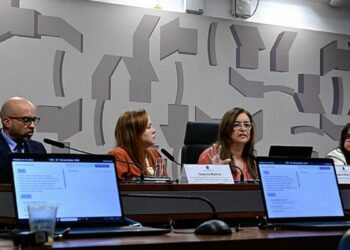 Especialistas defendem ampliação da vacinação contra HPV para reduzir casos de câncer de colo do útero no Brasil, tema debatido no Senado.