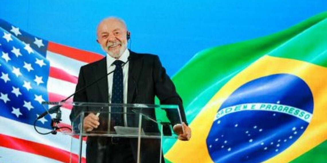 Lula e Donald Trump se reuniram na Casa Branca para discutir tarifas comerciais, minerais críticos, investimentos e cooperação no combate ao crime organizado.